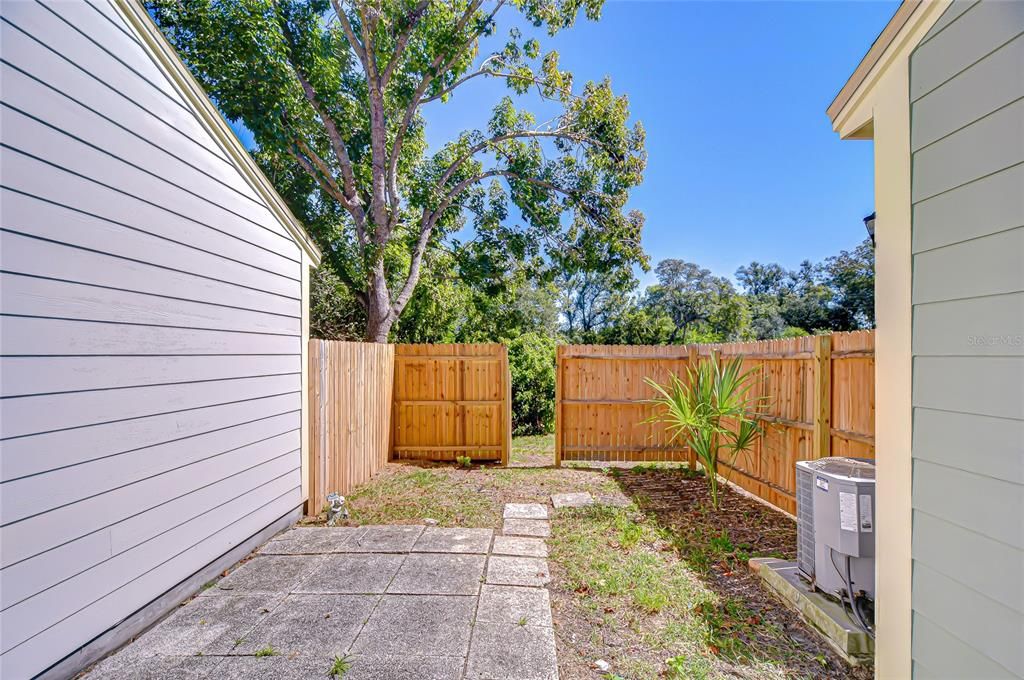 Active With Contract: $190,000 (2 beds, 1 baths, 896 Square Feet)