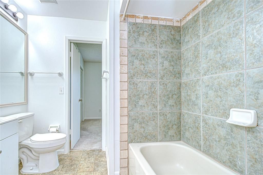 Active With Contract: $190,000 (2 beds, 1 baths, 896 Square Feet)