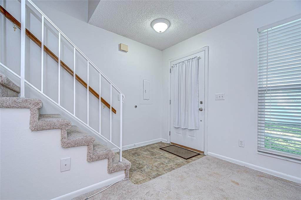 Active With Contract: $190,000 (2 beds, 1 baths, 896 Square Feet)