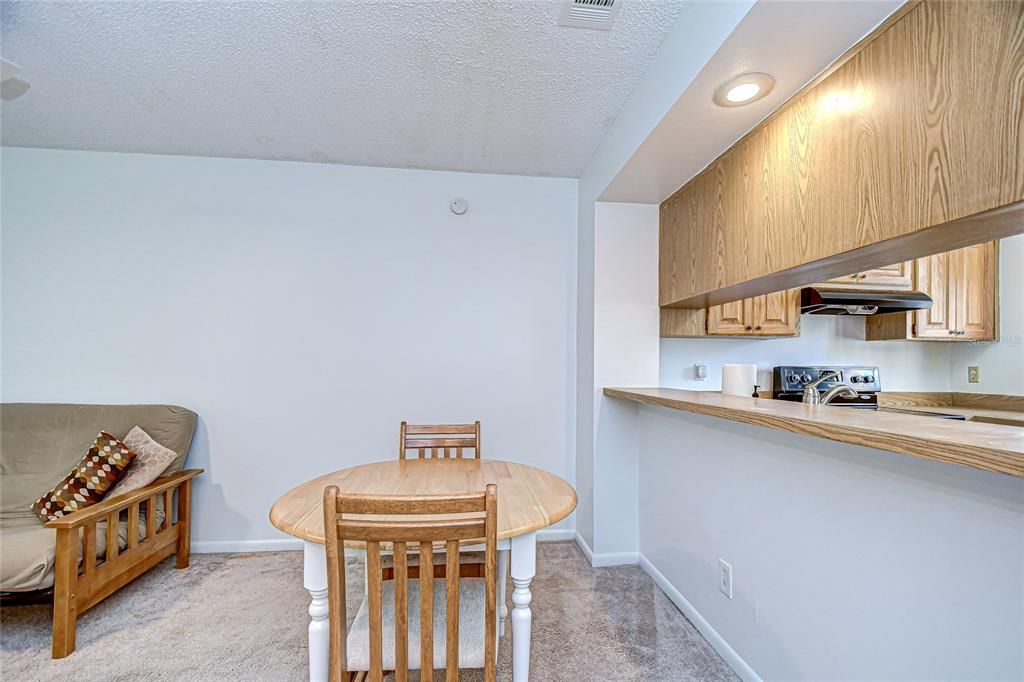 Active With Contract: $190,000 (2 beds, 1 baths, 896 Square Feet)