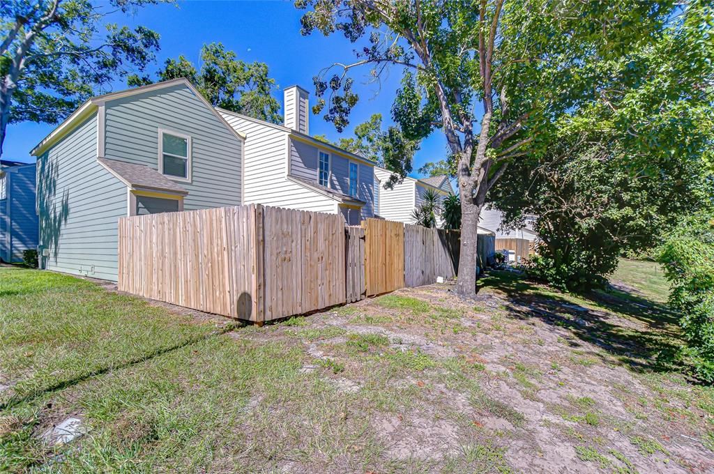 Active With Contract: $190,000 (2 beds, 1 baths, 896 Square Feet)