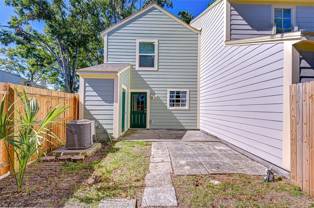 Active With Contract: $190,000 (2 beds, 1 baths, 896 Square Feet)