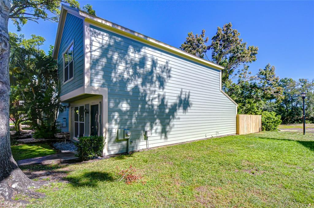 Active With Contract: $190,000 (2 beds, 1 baths, 896 Square Feet)