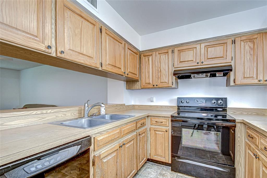Active With Contract: $190,000 (2 beds, 1 baths, 896 Square Feet)