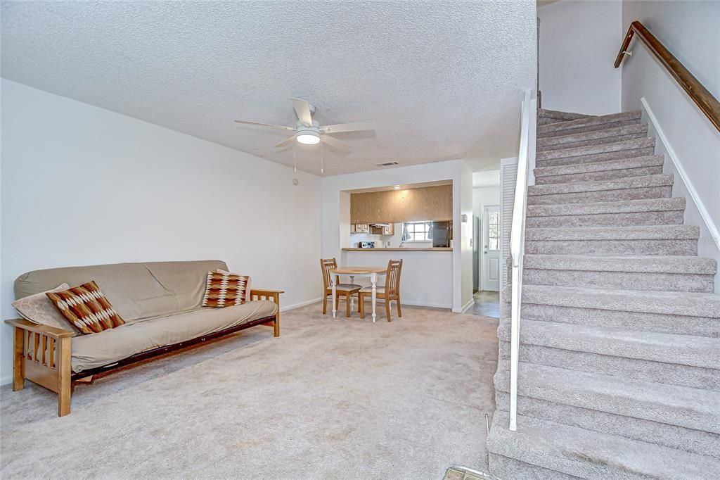Active With Contract: $190,000 (2 beds, 1 baths, 896 Square Feet)