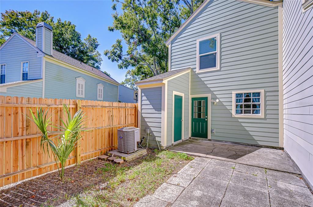 Active With Contract: $190,000 (2 beds, 1 baths, 896 Square Feet)