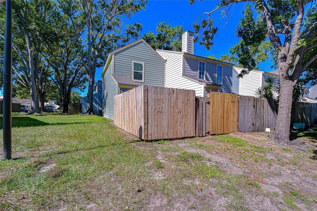 Active With Contract: $190,000 (2 beds, 1 baths, 896 Square Feet)