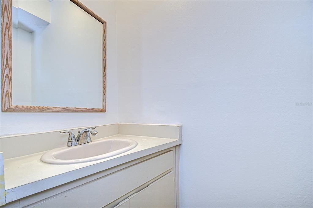 Active With Contract: $190,000 (2 beds, 1 baths, 896 Square Feet)