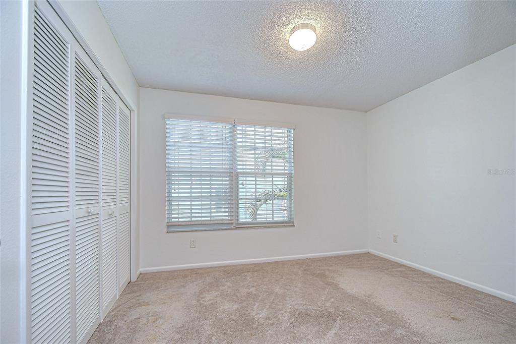 Active With Contract: $190,000 (2 beds, 1 baths, 896 Square Feet)