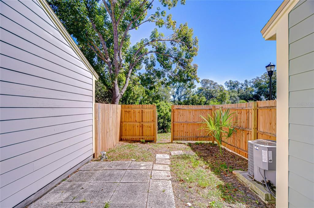 Active With Contract: $190,000 (2 beds, 1 baths, 896 Square Feet)