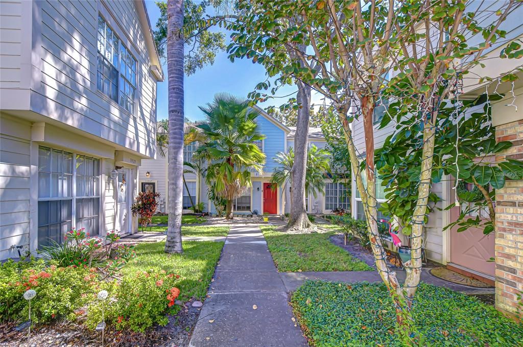 Active With Contract: $190,000 (2 beds, 1 baths, 896 Square Feet)