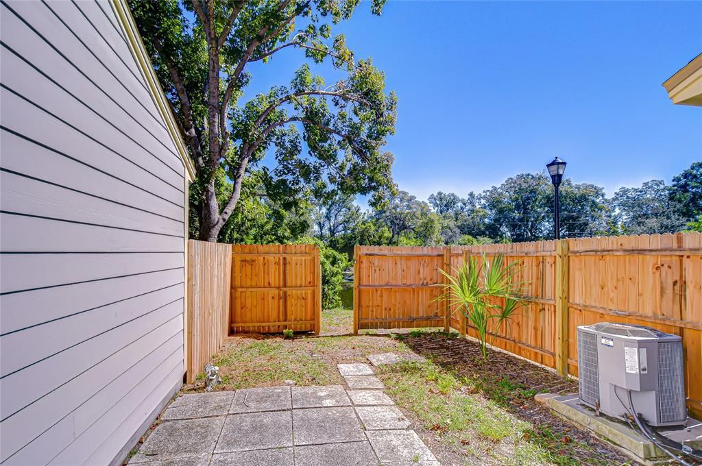Active With Contract: $190,000 (2 beds, 1 baths, 896 Square Feet)