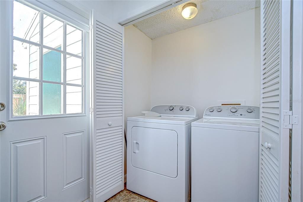 Active With Contract: $190,000 (2 beds, 1 baths, 896 Square Feet)