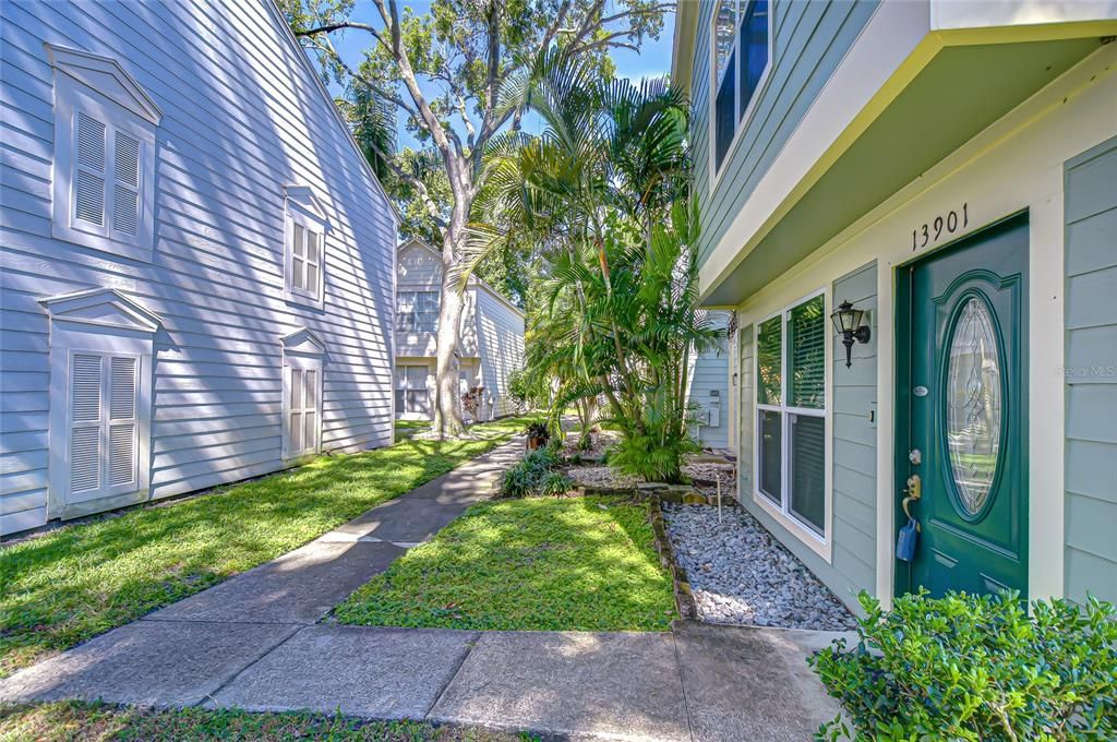 Active With Contract: $190,000 (2 beds, 1 baths, 896 Square Feet)