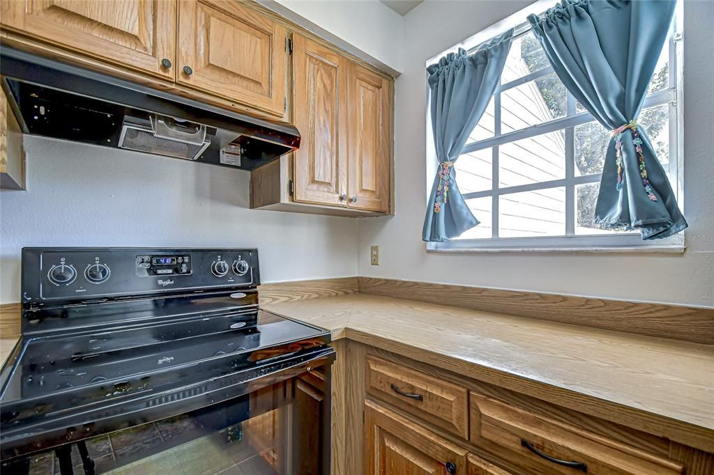 Active With Contract: $190,000 (2 beds, 1 baths, 896 Square Feet)