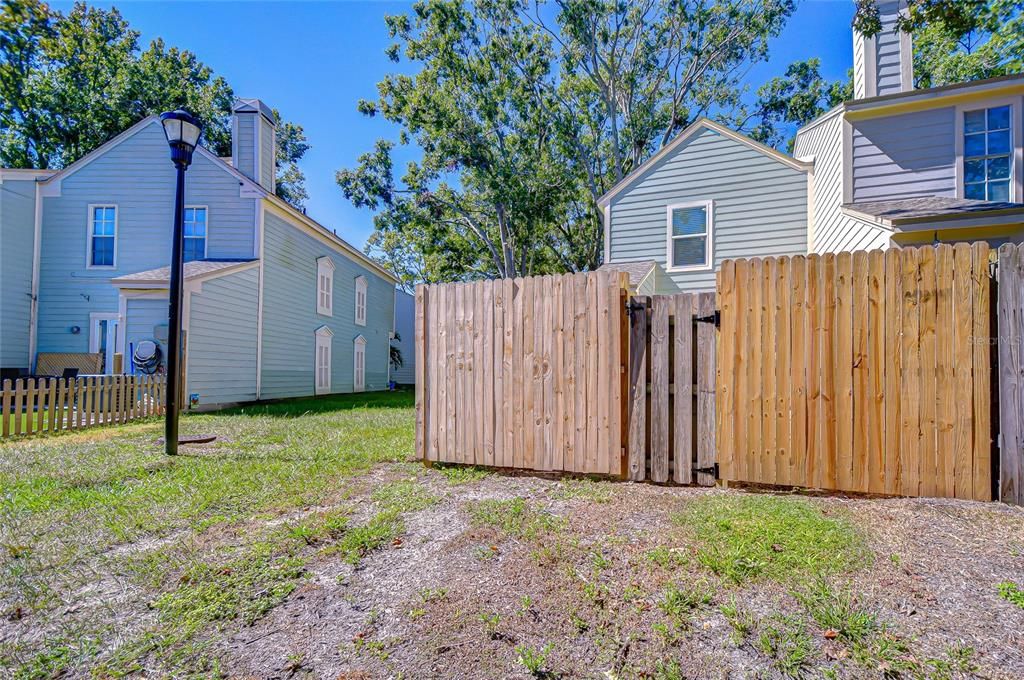 Active With Contract: $190,000 (2 beds, 1 baths, 896 Square Feet)