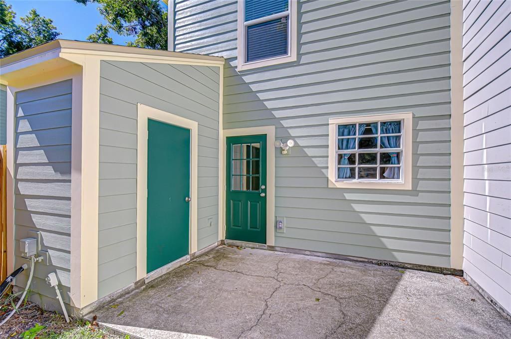 Active With Contract: $190,000 (2 beds, 1 baths, 896 Square Feet)