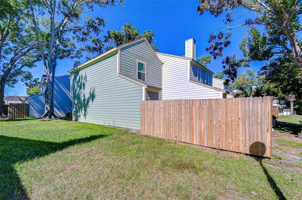 Active With Contract: $190,000 (2 beds, 1 baths, 896 Square Feet)