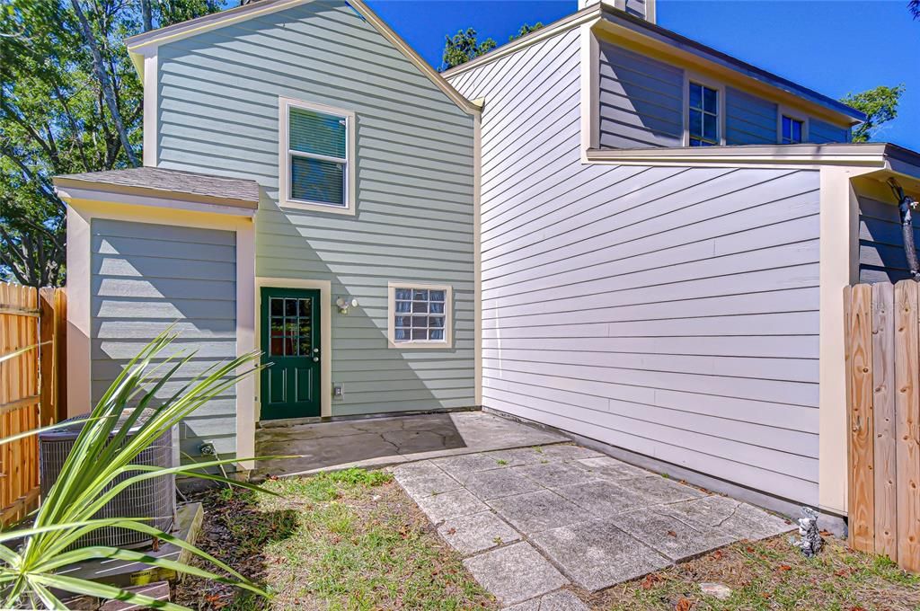 Active With Contract: $190,000 (2 beds, 1 baths, 896 Square Feet)