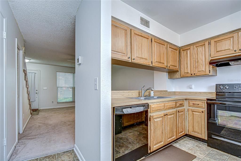 Active With Contract: $190,000 (2 beds, 1 baths, 896 Square Feet)