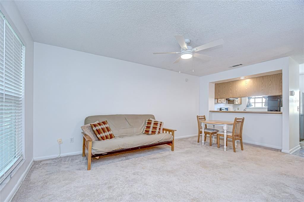 Active With Contract: $190,000 (2 beds, 1 baths, 896 Square Feet)