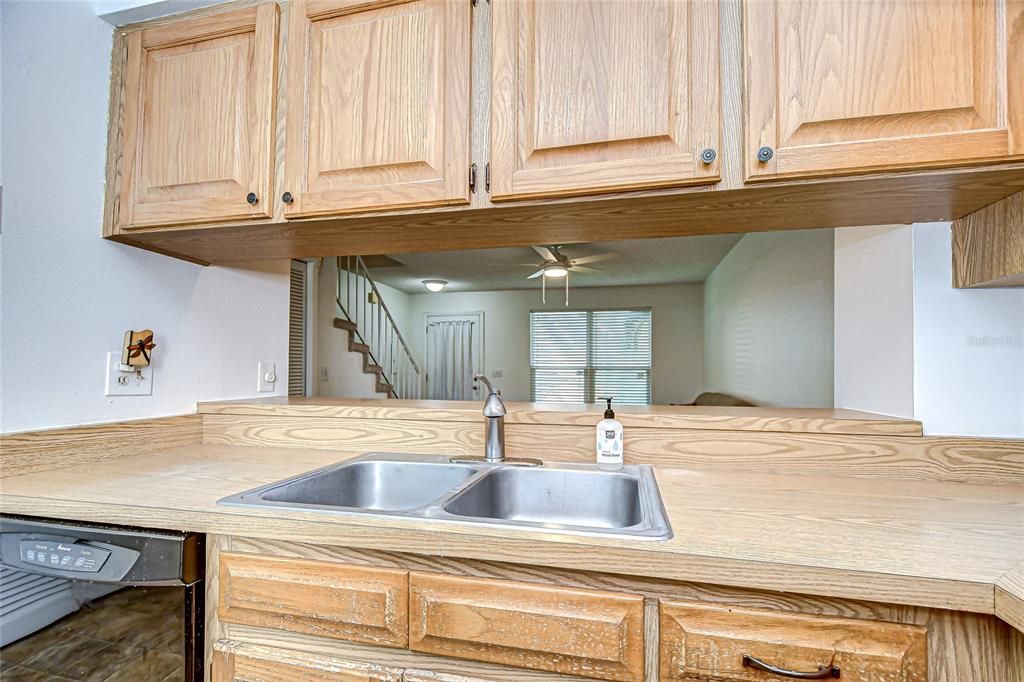 Active With Contract: $190,000 (2 beds, 1 baths, 896 Square Feet)