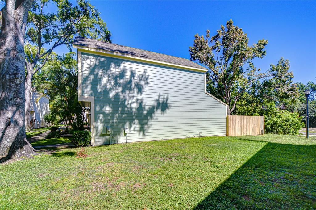 Active With Contract: $190,000 (2 beds, 1 baths, 896 Square Feet)