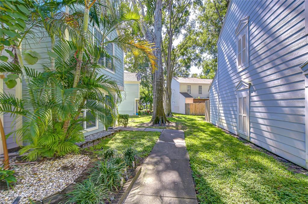 Active With Contract: $190,000 (2 beds, 1 baths, 896 Square Feet)