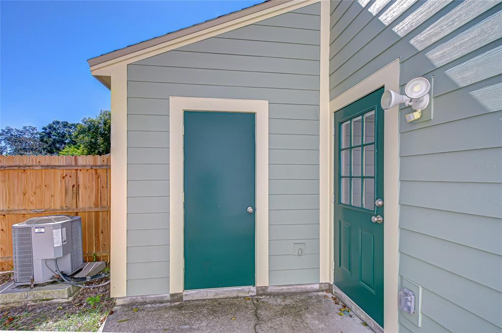 Active With Contract: $190,000 (2 beds, 1 baths, 896 Square Feet)