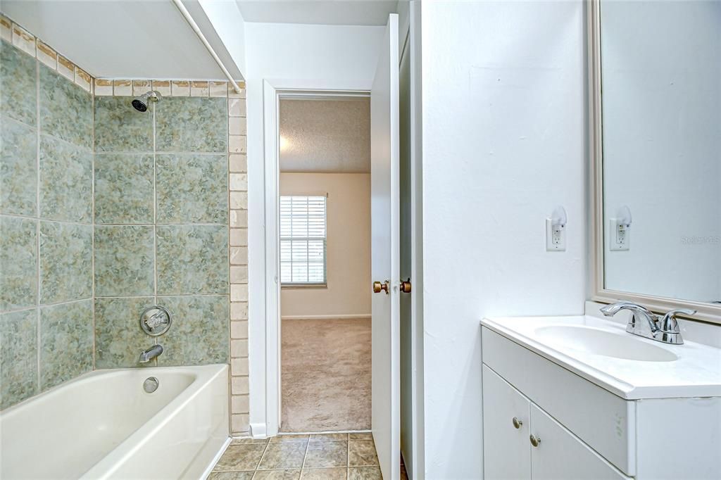 Active With Contract: $190,000 (2 beds, 1 baths, 896 Square Feet)