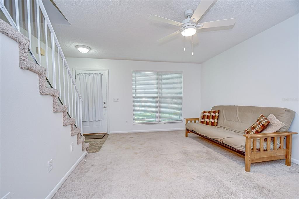 Active With Contract: $190,000 (2 beds, 1 baths, 896 Square Feet)
