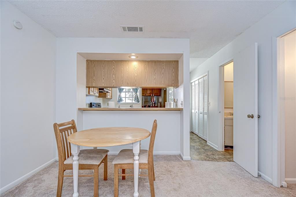 Active With Contract: $190,000 (2 beds, 1 baths, 896 Square Feet)