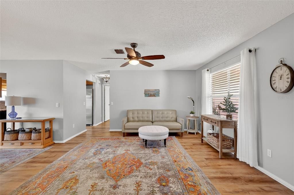 Под контрактом: $345,000 (3 спален, 2 ванн, 1392 Квадратных фут)