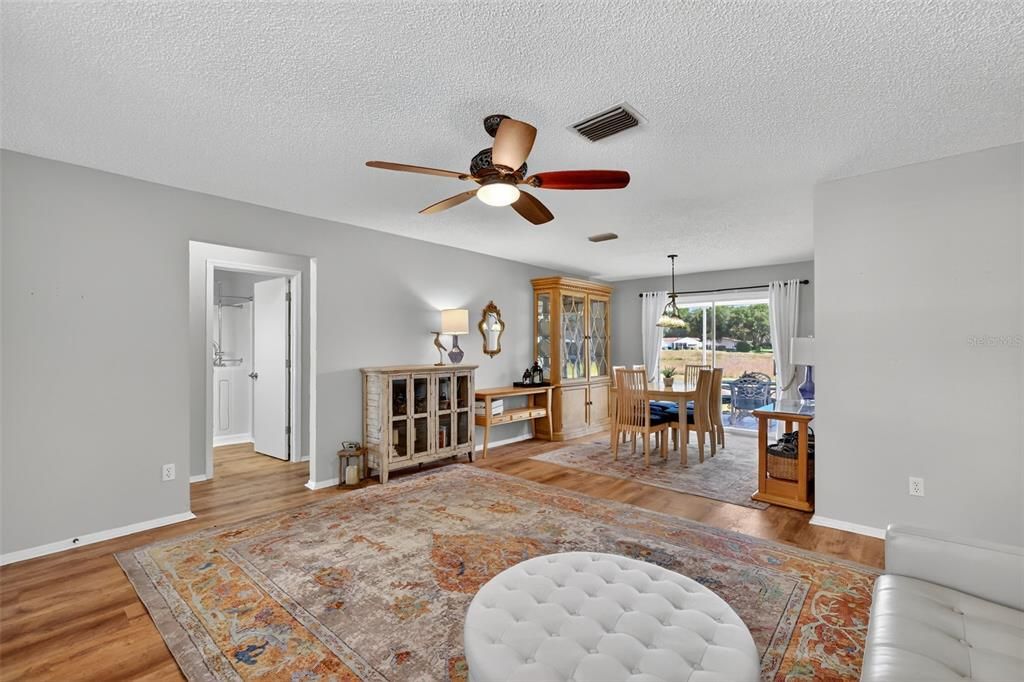 Под контрактом: $345,000 (3 спален, 2 ванн, 1392 Квадратных фут)