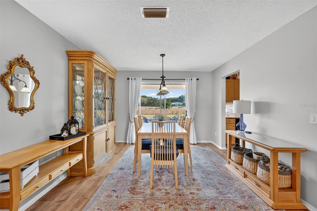 Под контрактом: $345,000 (3 спален, 2 ванн, 1392 Квадратных фут)