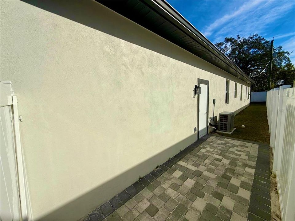 На продажу: $560,000 (4 спален, 2 ванн, 1978 Квадратных фут)