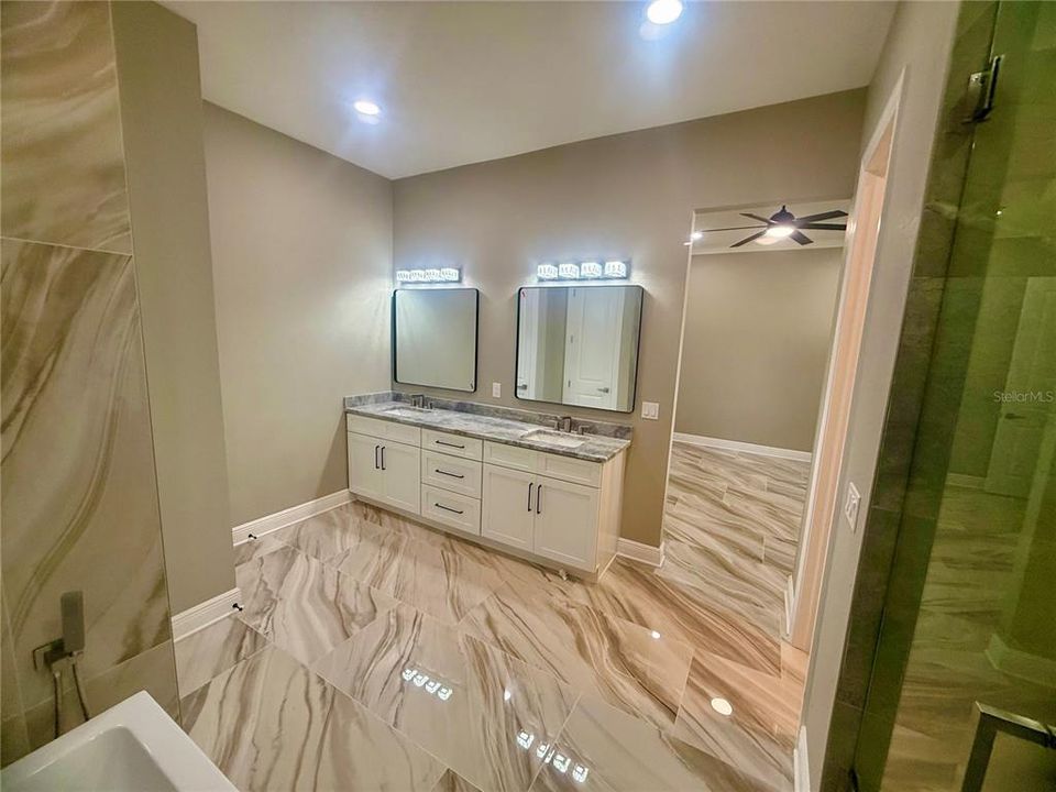 На продажу: $560,000 (4 спален, 2 ванн, 1978 Квадратных фут)