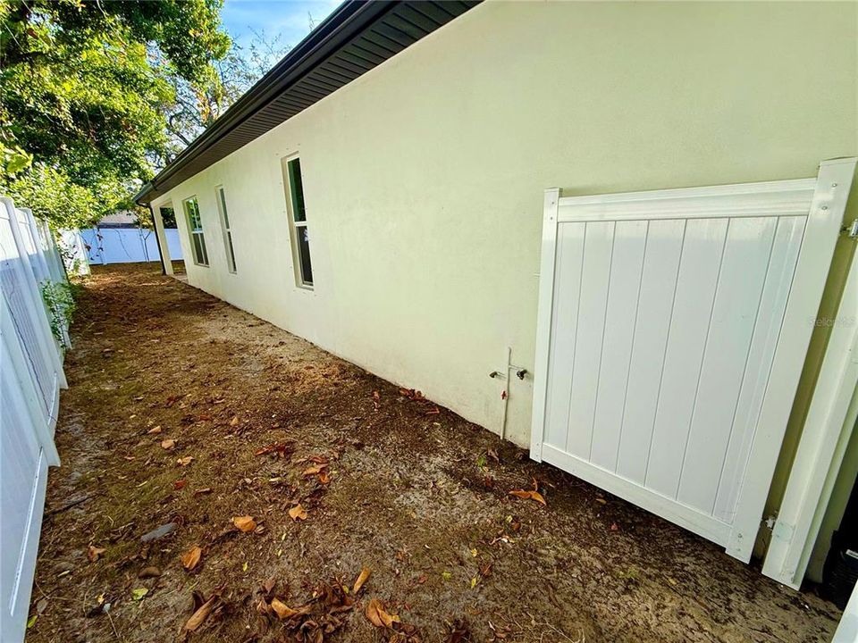 На продажу: $560,000 (4 спален, 2 ванн, 1978 Квадратных фут)