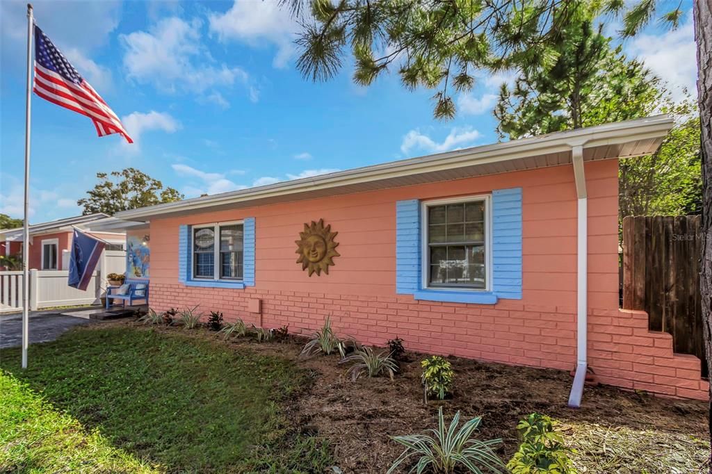 For Sale: $349,900 (2 beds, 1 baths, 1078 Square Feet)