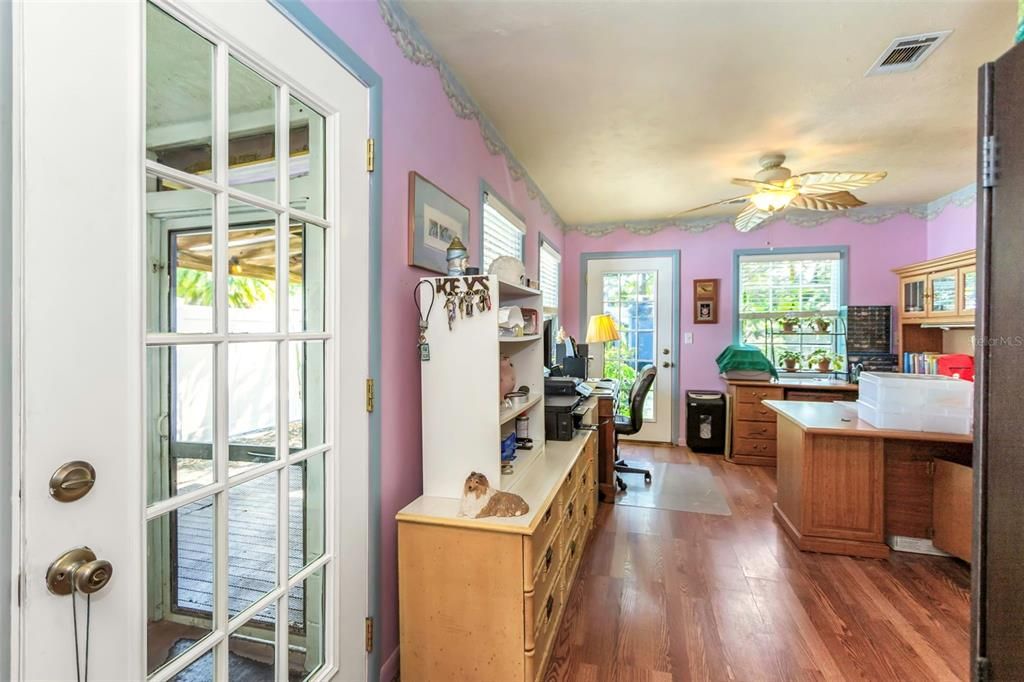 For Sale: $349,900 (2 beds, 1 baths, 1078 Square Feet)