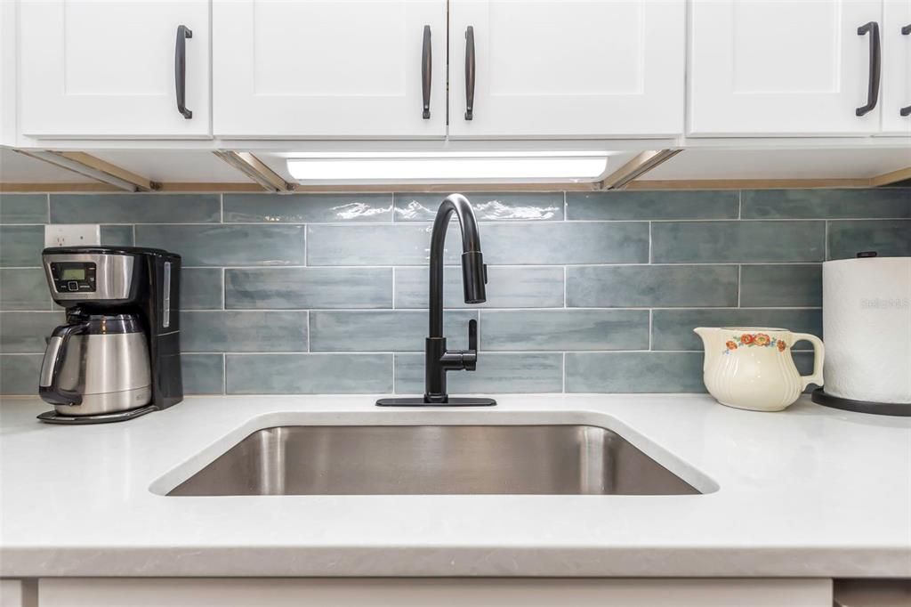 For Sale: $349,900 (2 beds, 1 baths, 1078 Square Feet)