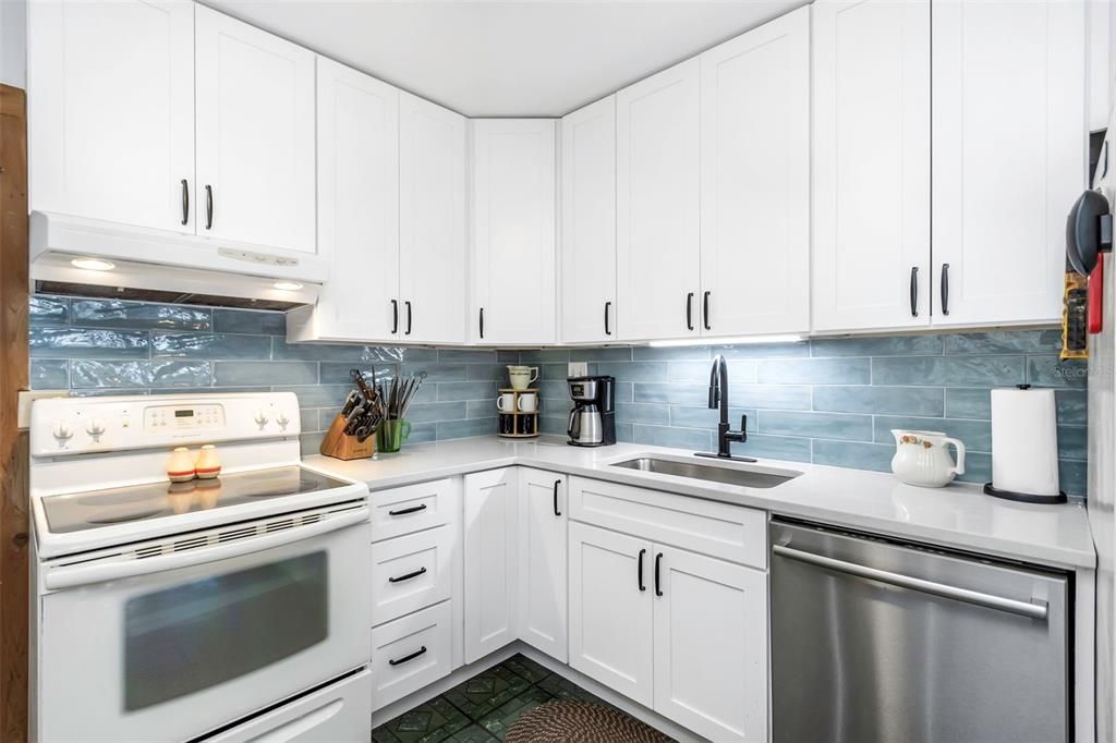 For Sale: $349,900 (2 beds, 1 baths, 1078 Square Feet)