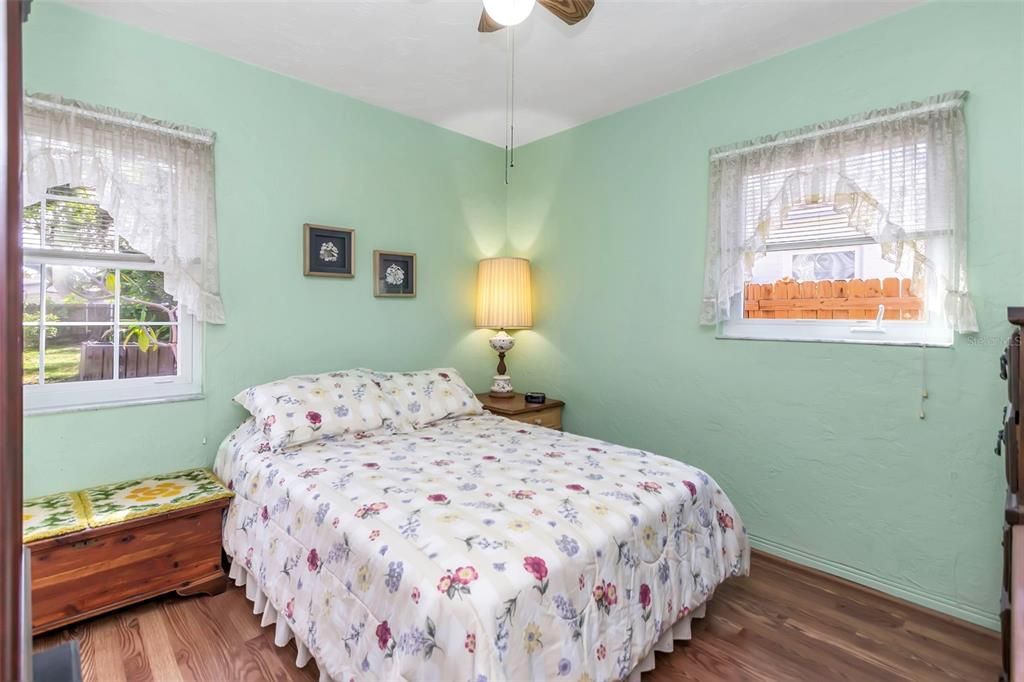 For Sale: $349,900 (2 beds, 1 baths, 1078 Square Feet)