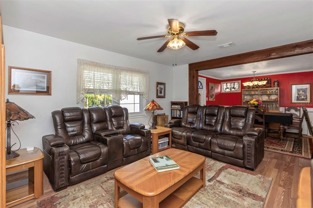 For Sale: $349,900 (2 beds, 1 baths, 1078 Square Feet)