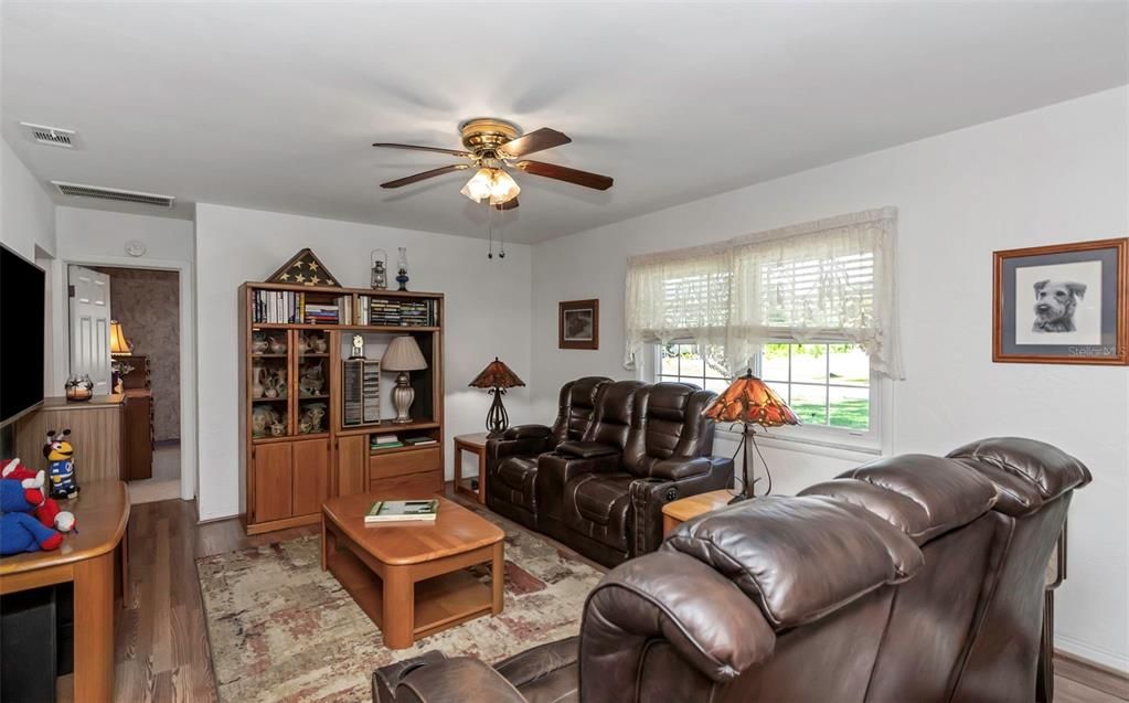 For Sale: $349,900 (2 beds, 1 baths, 1078 Square Feet)