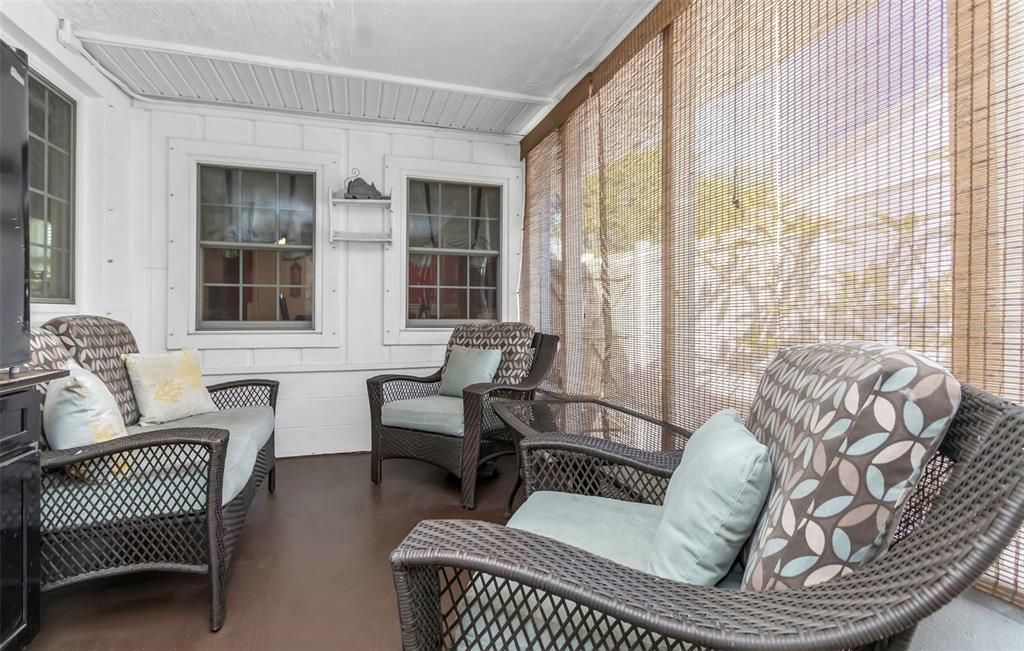 For Sale: $349,900 (2 beds, 1 baths, 1078 Square Feet)