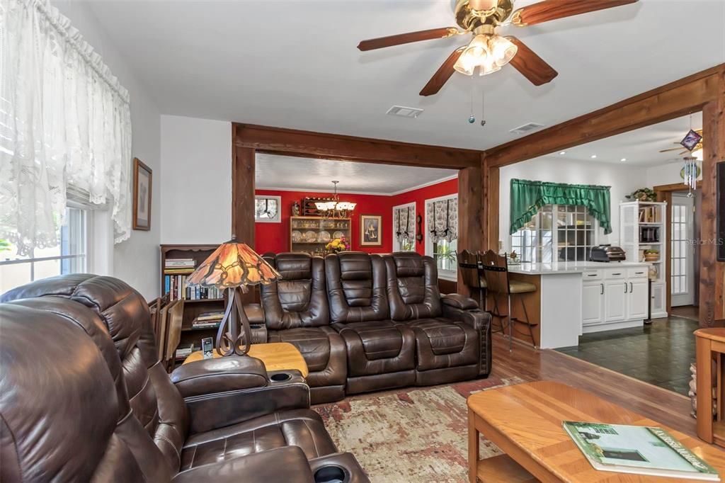 For Sale: $349,900 (2 beds, 1 baths, 1078 Square Feet)