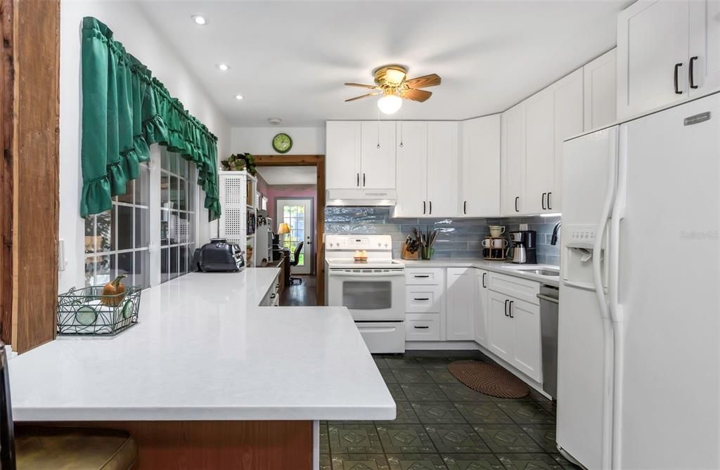 For Sale: $349,900 (2 beds, 1 baths, 1078 Square Feet)