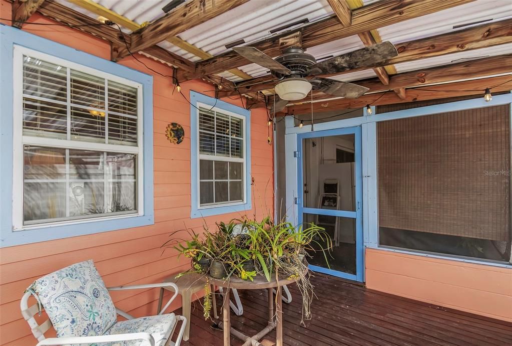 For Sale: $349,900 (2 beds, 1 baths, 1078 Square Feet)