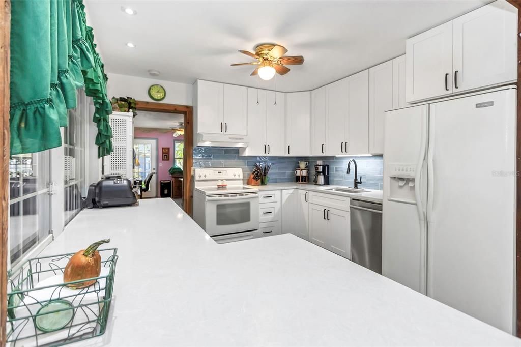 For Sale: $349,900 (2 beds, 1 baths, 1078 Square Feet)